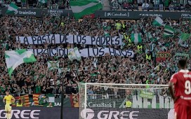Propuesta de multa para el Betis por pancartas prohibidas y botes de humo en el derbi de la Cartuja Propuesta de multa para el Betis por pancartas prohibidas y botes de humo en el derbi de la Cartuja