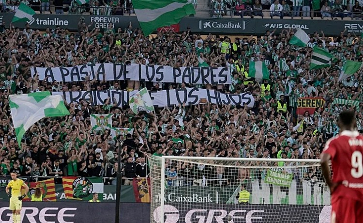 Propuesta de multa para el Betis por pancartas prohibidas y botes de humo en el derbi de la Cartuja Propuesta de multa para el Betis por pancartas prohibidas y botes de humo en el derbi de la Cartuja
