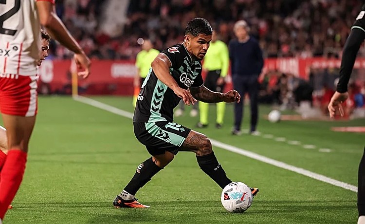 Cucho Hernández fue sustituido al descanso del Girona – Betis por molestias en la rodilla Cucho Hernández fue sustituido al descanso del Girona – Betis por molestias en la rodilla