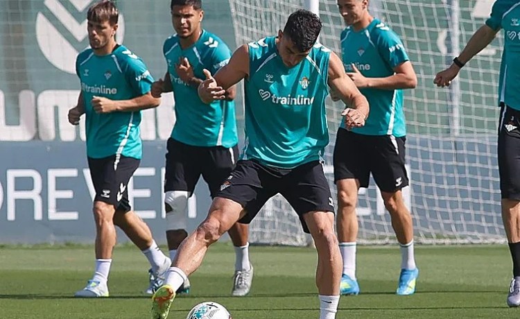 El Betis, pendiente de Cucho para ver si llega al duelo ante el Madrid El Betis, pendiente de Cucho para ver si llega al duelo ante el Madrid