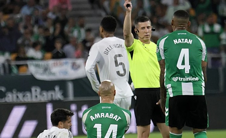 Soto Grado y González Fuertes no contentaron a nadie en el Real Betis – Real Madrid: partido lleno de polémica arbitral Soto Grado y González Fuertes no contentaron a nadie en el Real Betis – Real Madrid: partido lleno de polémica arbitral