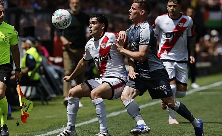 La Real Sociedad se deja dos puntos ante el Rayo y el Betis mantiene los 7 puntos de ventaja La Real Sociedad se deja dos puntos ante el Rayo y el Betis mantiene los 7 puntos de ventaja