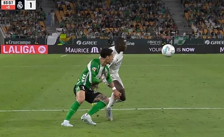 El CTA dice que la sujeción de Antony a Mendy en el gol de Bellerín es «leve e interpretable» y da por correcto el peritaje de la jugada El CTA dice que la sujeción de Antony a Mendy en el gol de Bellerín es «leve e interpretable» y da por correcto el peritaje de la jugada