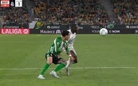 El CTA dice que la sujeción de Antony a Mendy en el gol de Bellerín es «leve e interpretable» y da por correcto el peritaje de la jugada El CTA dice que la sujeción de Antony a Mendy en el gol de Bellerín es «leve e interpretable» y da por correcto el peritaje de la jugada