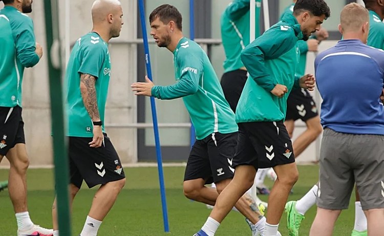 Entrenamiento del Betis con las ausencias de Bartra y Ortiz Entrenamiento del Betis con las ausencias de Bartra y Ortiz