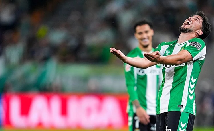 Esprint histórico por alcanzar los cien partidos con el Betis Esprint histórico por alcanzar los cien partidos con el Betis