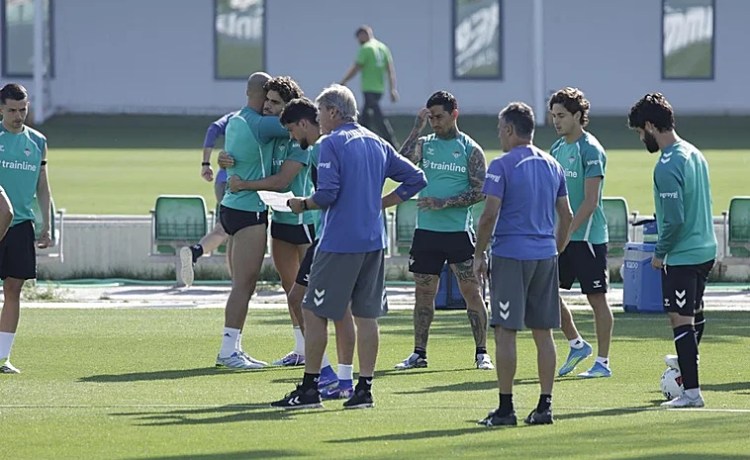 Alineaciones oficiales del Betis – Oviedo de LaLiga EA Sports 2025-2026: onces y banquillo de suplentes Alineaciones oficiales del Betis – Oviedo de LaLiga EA Sports 2025-2026: onces y banquillo de suplentes