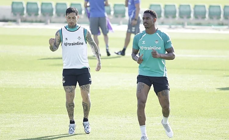 Bartra y Ortiz, las únicas bajas en la última sesión del Betis antes de recibir al Oviedo Bartra y Ortiz, las únicas bajas en la última sesión del Betis antes de recibir al Oviedo