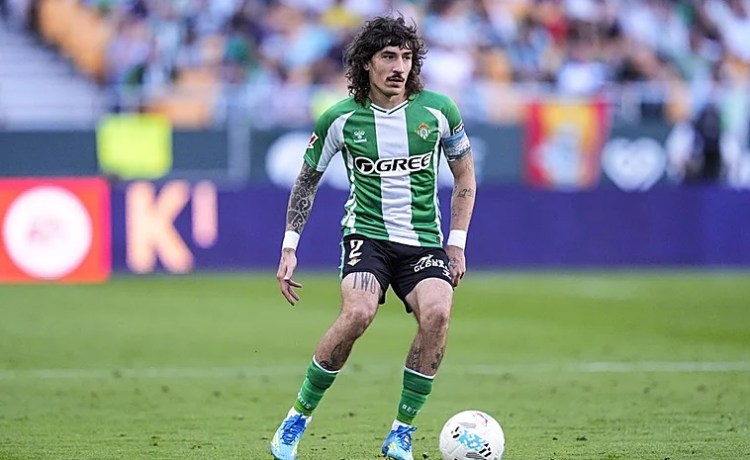 Bellerín alcanza los cien partidos con el Betis Bellerín alcanza los cien partidos con el Betis