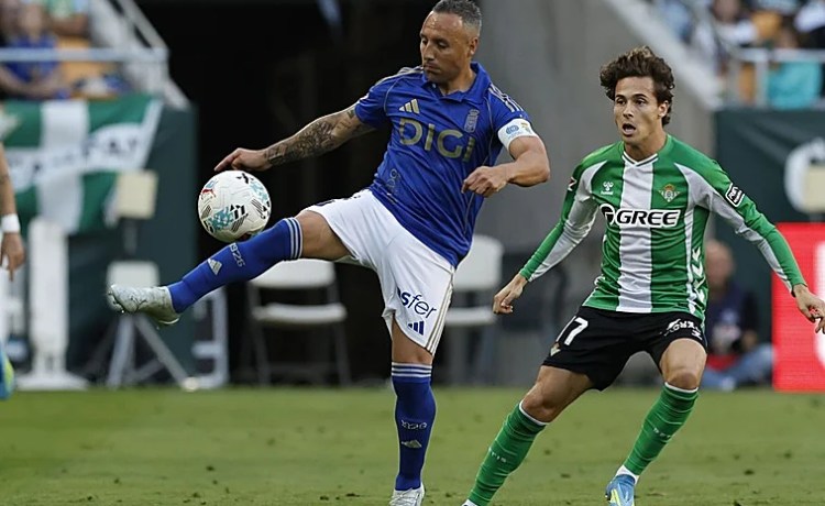 La gran ovación de la Cartuja a Cazorla durante el Betis – Oviedo La gran ovación de la Cartuja a Cazorla durante el Betis – Oviedo