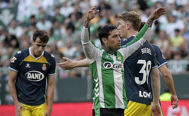 El Betis puede activar una cláusula para rescindir el contrato de Chimy Ávila al término de esta temporada El Betis puede activar una cláusula para rescindir el contrato de Chimy Ávila al término de esta temporada