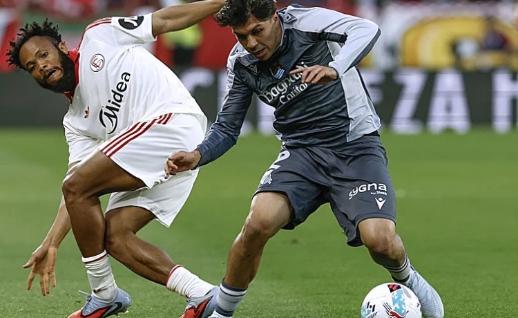Aramburu será baja por acumulación de tarjetas en la Real Sociedad para recibir al Betis Aramburu será baja por acumulación de tarjetas en la Real Sociedad para recibir al Betis