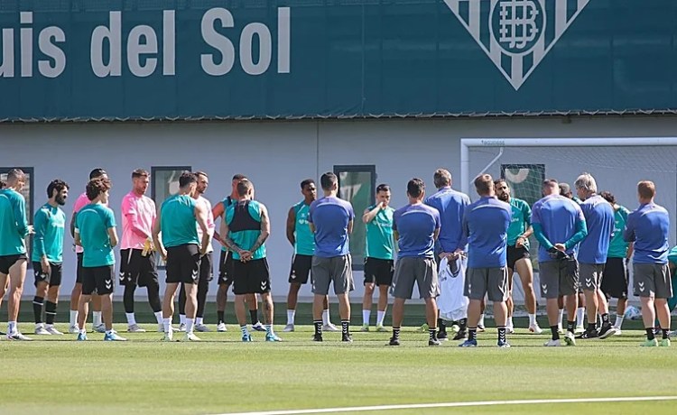 Bakambu vuelve con el grupo en el entrenamiento previo al Real Sociedad – Real Betis Bakambu vuelve con el grupo en el entrenamiento previo al Real Sociedad – Real Betis