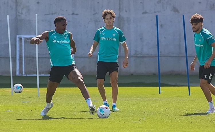 Junior, novedad en la convocatoria del Betis para viajar a San Sebastián Junior, novedad en la convocatoria del Betis para viajar a San Sebastián