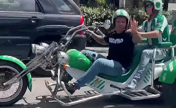 El curioso vídeo de Marcos Assunçao en Sevilla con una moto bética: «Llegando al partido del Betis» El curioso vídeo de Marcos Assunçao en Sevilla con una moto bética: «Llegando al partido del Betis»