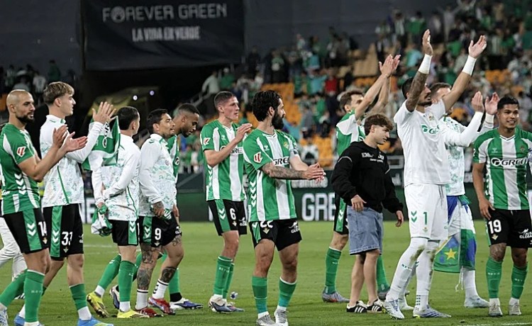 La fiesta del Betis en la Cartuja comenzó con el himno de la Champions La fiesta del Betis en la Cartuja comenzó con el himno de la Champions