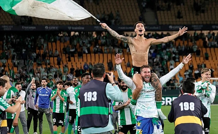 El fútbol es celebrar éxitos, el Betis y Pellegrini lo hacen casi cada año El fútbol es celebrar éxitos, el Betis y Pellegrini lo hacen casi cada año