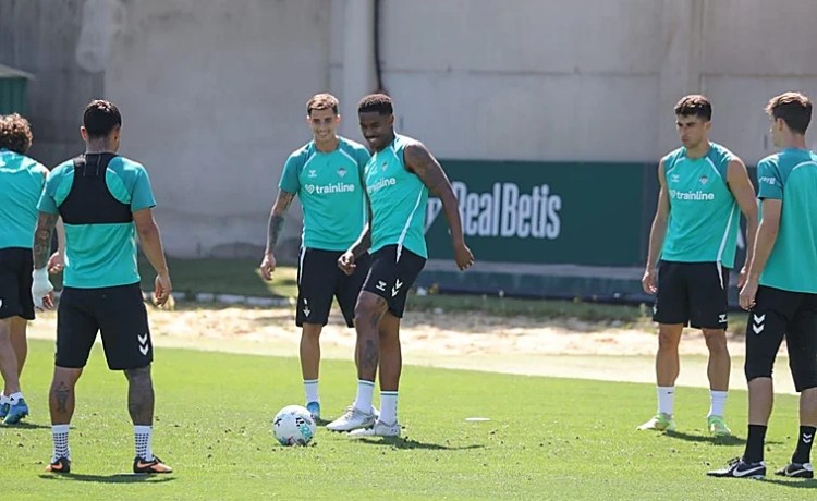 El Betis se entrena sin Altimira en la víspera del partido ante el Barcelona El Betis se entrena sin Altimira en la víspera del partido ante el Barcelona