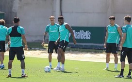 El Betis se entrena sin Altimira en la víspera del partido ante el Barcelona El Betis se entrena sin Altimira en la víspera del partido ante el Barcelona