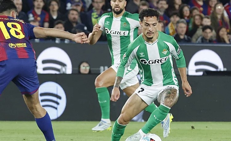 Antony no jugará el Mundial y estudiará con el Betis si se opera de la pubalgia Antony no jugará el Mundial y estudiará con el Betis si se opera de la pubalgia