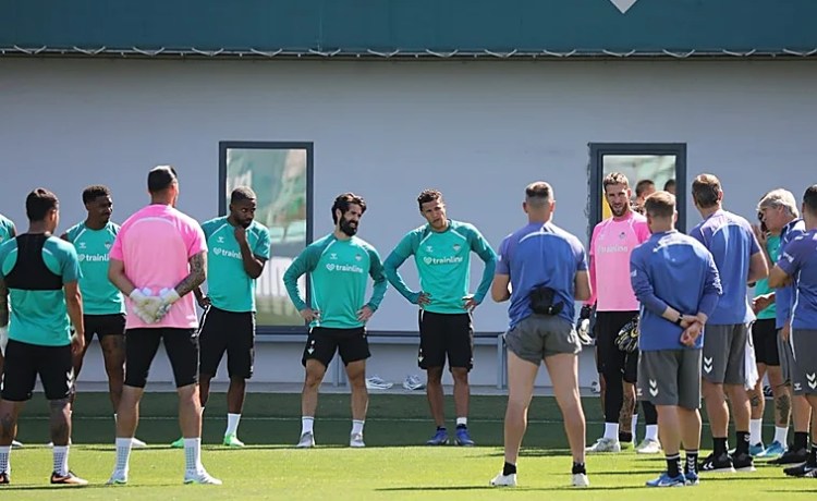 Amrabat y Altimira, al margen en la vuelta al trabajo del Betis para afrontar la despedida ante el Levante Amrabat y Altimira, al margen en la vuelta al trabajo del Betis para afrontar la despedida ante el Levante