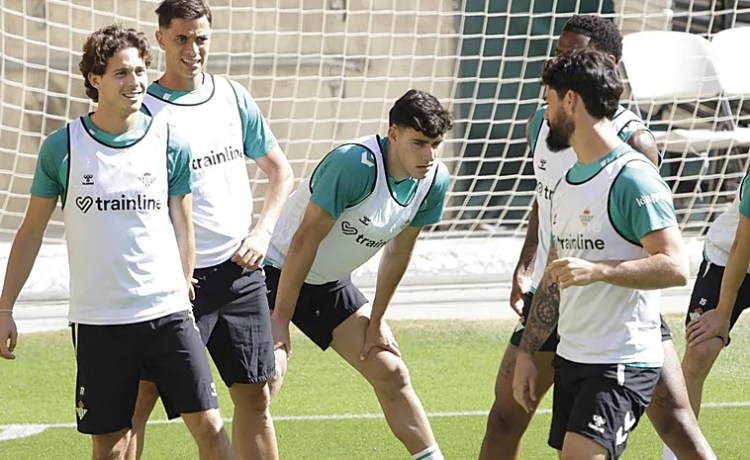 Altimira y Amrabat no se entrenan con el grupo y apuntan a ser bajas para el Betis – Levante Altimira y Amrabat no se entrenan con el grupo y apuntan a ser bajas para el Betis – Levante