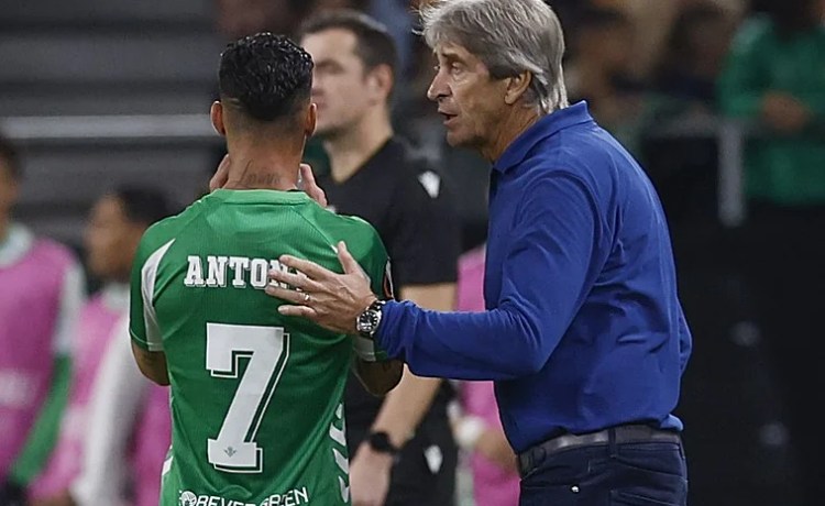 Pellegrini y la ausencia de Antony con Brasil: «Mañana es un buen día para demostrar su nivel, puede que haya cambios de última hora» Pellegrini y la ausencia de Antony con Brasil: «Mañana es un buen día para demostrar su nivel, puede que haya cambios de última hora»
