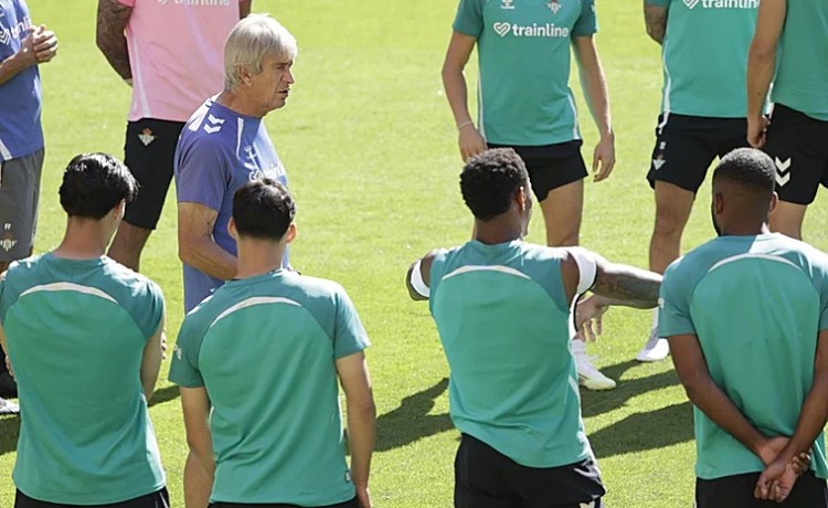 Pellegrini: «Para la Champions intentaremos hacer un plantel competitivo, sabemos lo que se necesita para hacer un buen papel» Pellegrini: «Para la Champions intentaremos hacer un plantel competitivo, sabemos lo que se necesita para hacer un buen papel»