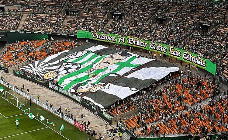 La afición del Betis celebra la vuelta a la Champions con un tifo: «Vuelves a brillas entre las estrellas» La afición del Betis celebra la vuelta a la Champions con un tifo: «Vuelves a brillas entre las estrellas»