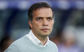 Luís Castro, entrenador del Levante, sobre el Betis: «Para jugar en Europa y hacer el año que han hecho, no juegas con once» Luís Castro, entrenador del Levante, sobre el Betis: «Para jugar en Europa y hacer el año que han hecho, no juegas con once»