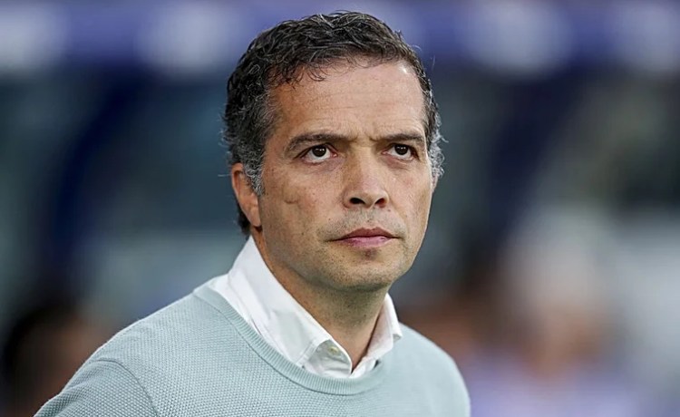 Luís Castro, entrenador del Levante, sobre el Betis: «Para jugar en Europa y hacer el año que han hecho, no juegas con once» Luís Castro, entrenador del Levante, sobre el Betis: «Para jugar en Europa y hacer el año que han hecho, no juegas con once»