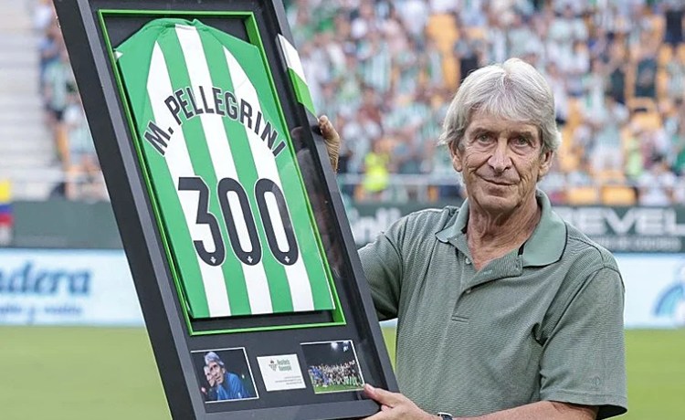 La Cartuja cantó «Manuel Pellegrini» en el homenaje por sus 300 partidos en el Betis La Cartuja cantó «Manuel Pellegrini» en el homenaje por sus 300 partidos en el Betis