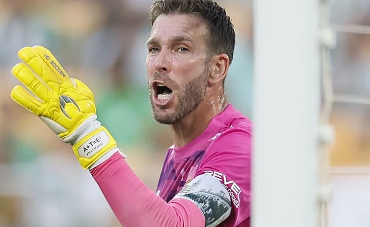 La emoción de Adrián en su despedida como profesional: «Ahora, a disfrutar de la Champions como un bético más» La emoción de Adrián en su despedida como profesional: «Ahora, a disfrutar de la Champions como un bético más»