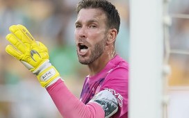 La emoción de Adrián en su despedida como profesional: «Ahora, a disfrutar de la Champions como un bético más» La emoción de Adrián en su despedida como profesional: «Ahora, a disfrutar de la Champions como un bético más»