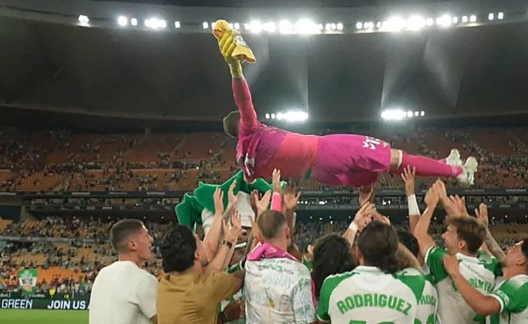 El manteo de la plantilla del Betis a Adrián como reconocimiento en su adiós al fútbol El manteo de la plantilla del Betis a Adrián como reconocimiento en su adiós al fútbol