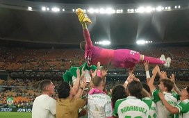 El manteo de la plantilla del Betis a Adrián como reconocimiento en su adiós al fútbol El manteo de la plantilla del Betis a Adrián como reconocimiento en su adiós al fútbol