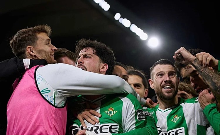El mensaje de apoyo del Betis a Fornals tras quedarse fuera del Mundial: «Pablo, te queremos» El mensaje de apoyo del Betis a Fornals tras quedarse fuera del Mundial: «Pablo, te queremos»