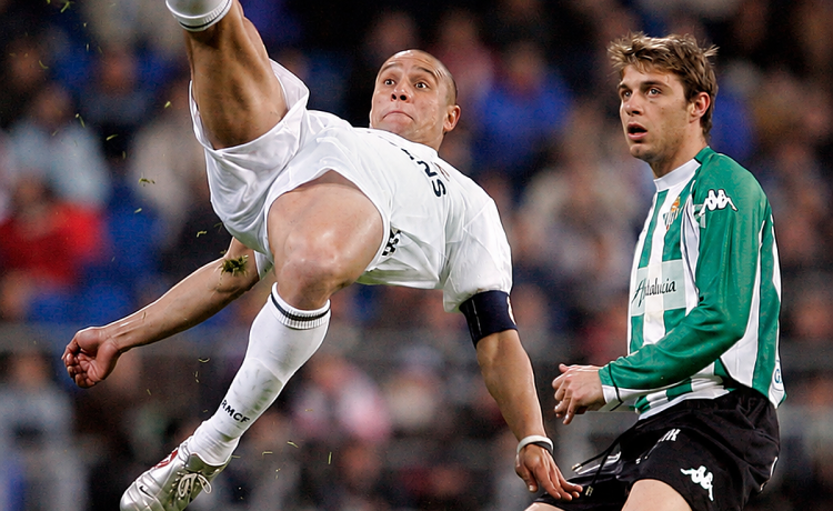 La confesión de Roberto Carlos cuando jugaba con Joaquín y Finidi: «Se acuerdan de las patadas que les pegaba» La confesión de Roberto Carlos cuando jugaba con Joaquín y Finidi: «Se acuerdan de las patadas que les pegaba»