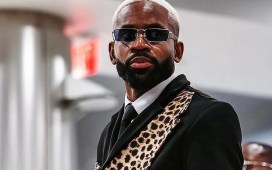La llamativa vestimenta de la RD Congo, con Bakambu a la cabeza, a su llegada a Houston para el Mundial La llamativa vestimenta de la RD Congo, con Bakambu a la cabeza, a su llegada a Houston para el Mundial