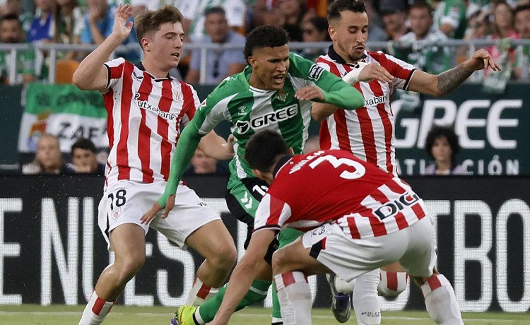 El polémico vídeo en directo de Deossa mientras se cierra su salida del Betis El polémico vídeo en directo de Deossa mientras se cierra su salida del Betis