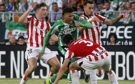 El polémico vídeo en directo de Deossa mientras se cierra su salida del Betis El polémico vídeo en directo de Deossa mientras se cierra su salida del Betis