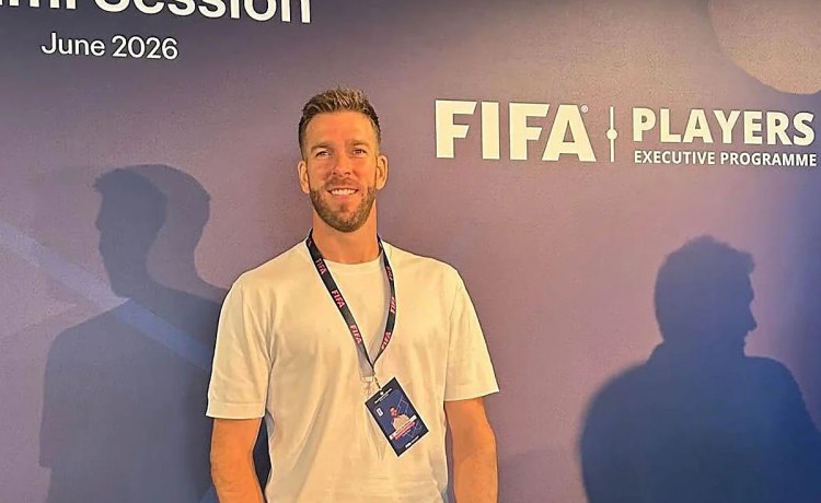 Adrián completa su formación FIFA mientras define su nuevo papel en el Betis Adrián completa su formación FIFA mientras define su nuevo papel en el Betis