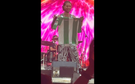 El Betis se cuela en ‘La Reina del Flow’: la reacción de uno de los protagonistas al regalarle una camiseta del equipo El Betis se cuela en ‘La Reina del Flow’: la reacción de uno de los protagonistas al regalarle una camiseta del equipo