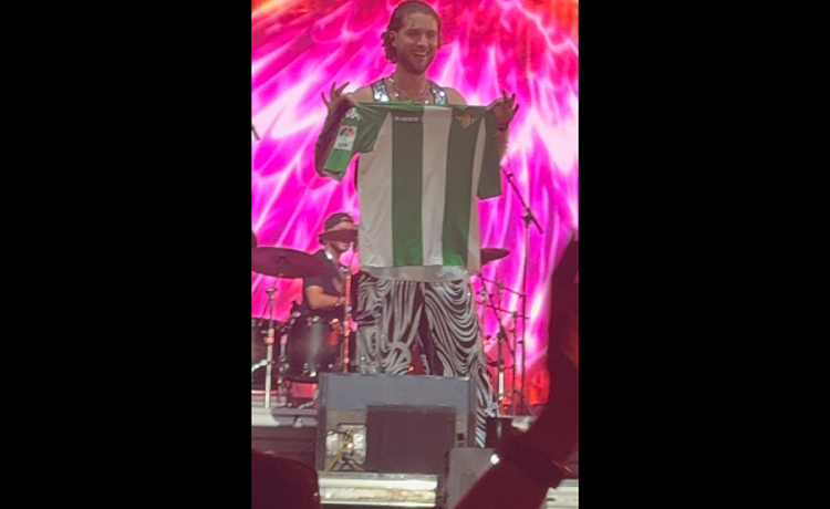El Betis se cuela en ‘La Reina del Flow’: la reacción de uno de los protagonistas al regalarle una camiseta del equipo El Betis se cuela en ‘La Reina del Flow’: la reacción de uno de los protagonistas al regalarle una camiseta del equipo