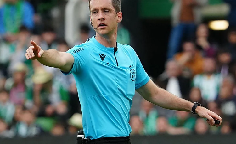 Iosu Galech, el árbitro que denunció amenazas de Fajardo, desciende a Segunda división Iosu Galech, el árbitro que denunció amenazas de Fajardo, desciende a Segunda división