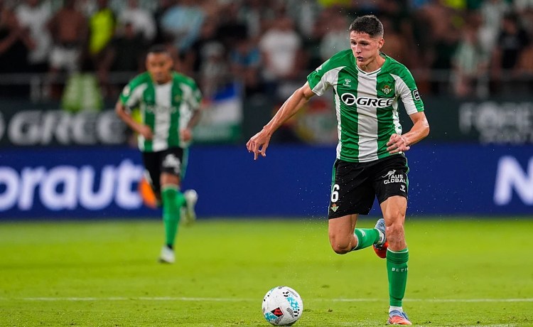 El Betis cierra el traspaso de Altimira al Sporting de Portugal por 18,5 millones más dos en variables El Betis cierra el traspaso de Altimira al Sporting de Portugal por 18,5 millones más dos en variables