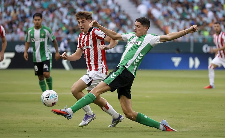 Nuevos contactos entre el Betis y el Sporting para cerrar ya el traspaso de Altimira, que espera el ok para incorporarse a la pretemporada Nuevos contactos entre el Betis y el Sporting para cerrar ya el traspaso de Altimira, que espera el ok para incorporarse a la pretemporada
