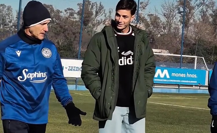 Valentín Gómez visita Vélez durante sus vacaciones antes de la pretemporada Valentín Gómez visita Vélez durante sus vacaciones antes de la pretemporada