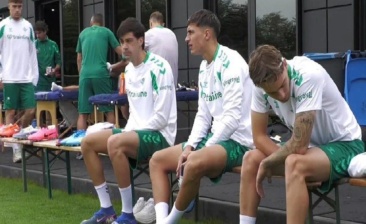 Charla de Pellegrini en el arranque de la pretemporada del Betis en Alemania Charla de Pellegrini en el arranque de la pretemporada del Betis en Alemania