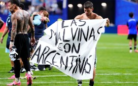 Lo Celso celebró el pase a la final del Mundial con un cartel con el lema ‘Las Malvinas son argentinas’ Lo Celso celebró el pase a la final del Mundial con un cartel con el lema ‘Las Malvinas son argentinas’